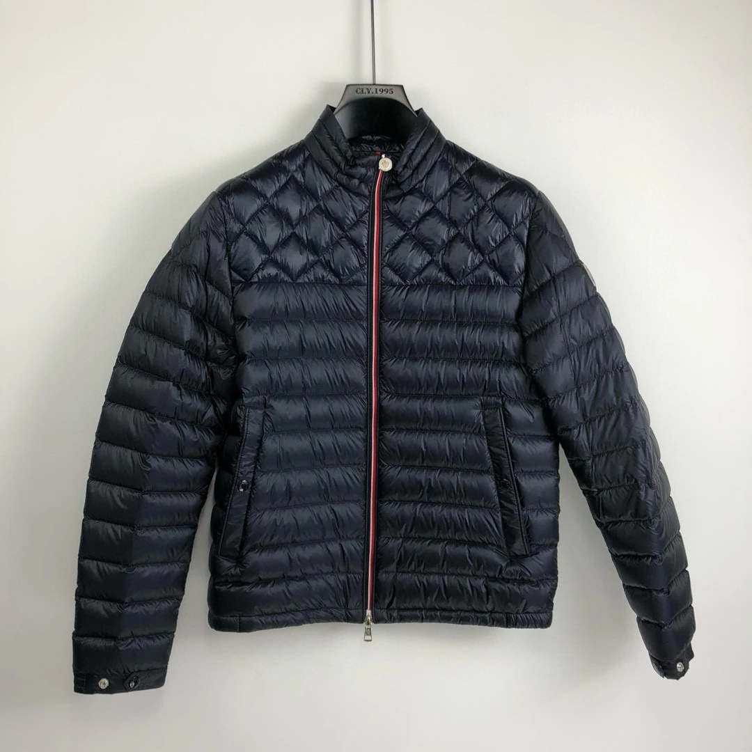 MONCLER/盟可睐  藏青色短款羽绒服 2441012