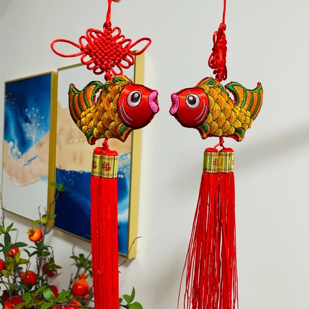 带中国结的手工绣制的小鱼