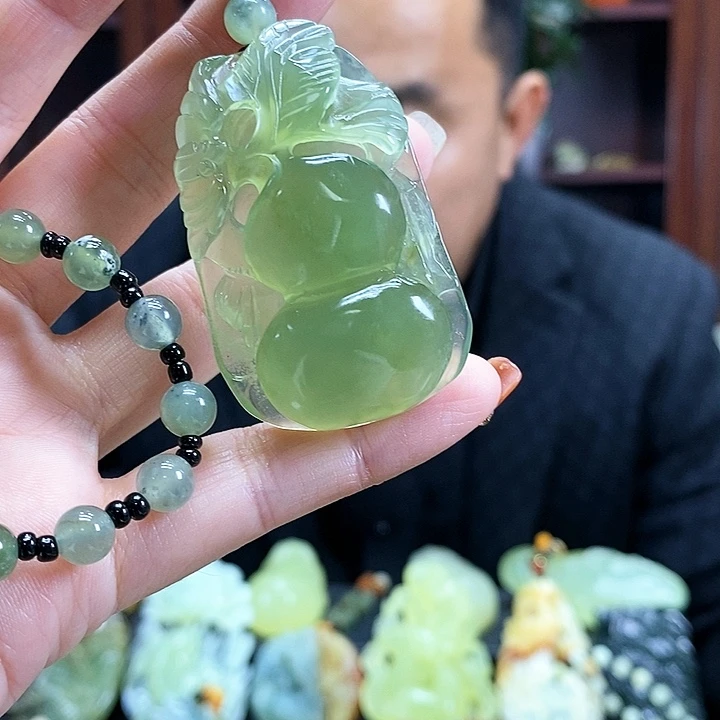 蛇纹石玉吊坠未镶嵌