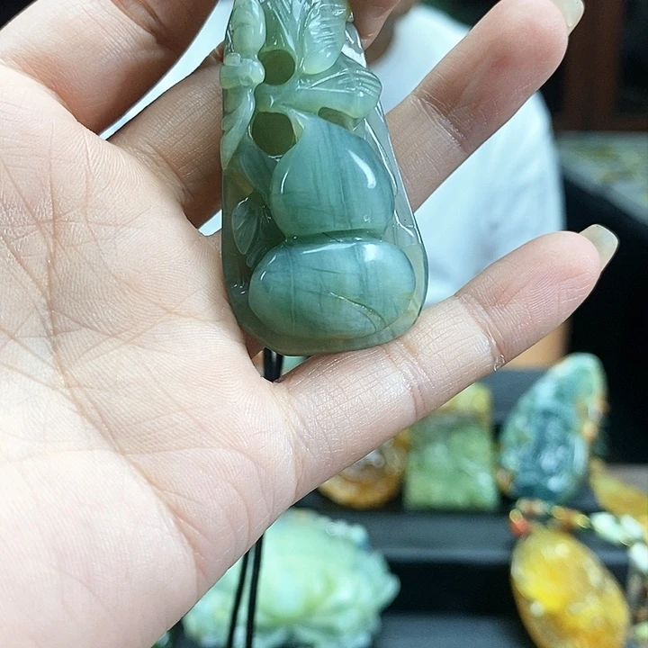 蛇纹石玉吊坠未镶嵌