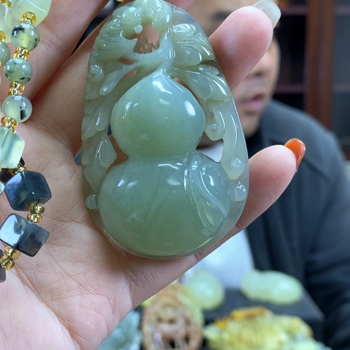 蛇纹石玉吊坠未镶嵌