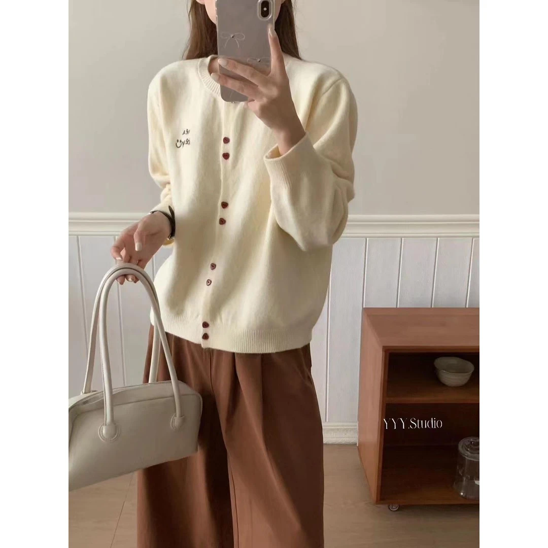 温柔休闲刺绣简约圆领针织开衫女2024秋冬季显瘦百搭软糯毛衣外套