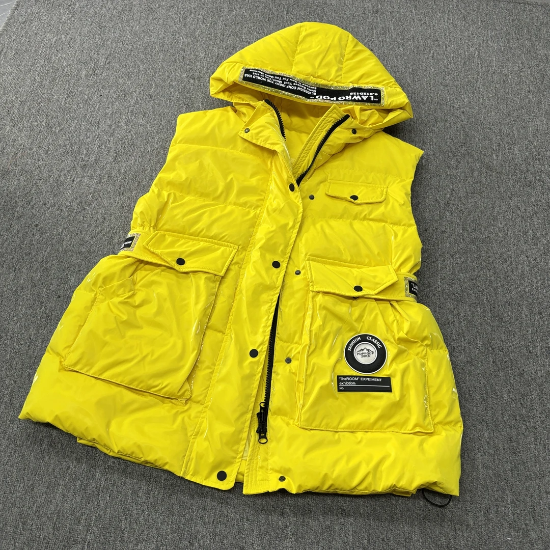 W909秋冬设计师款亮面免洗面料重工烫钻腰带不可拆卸帽版羽绒马甲