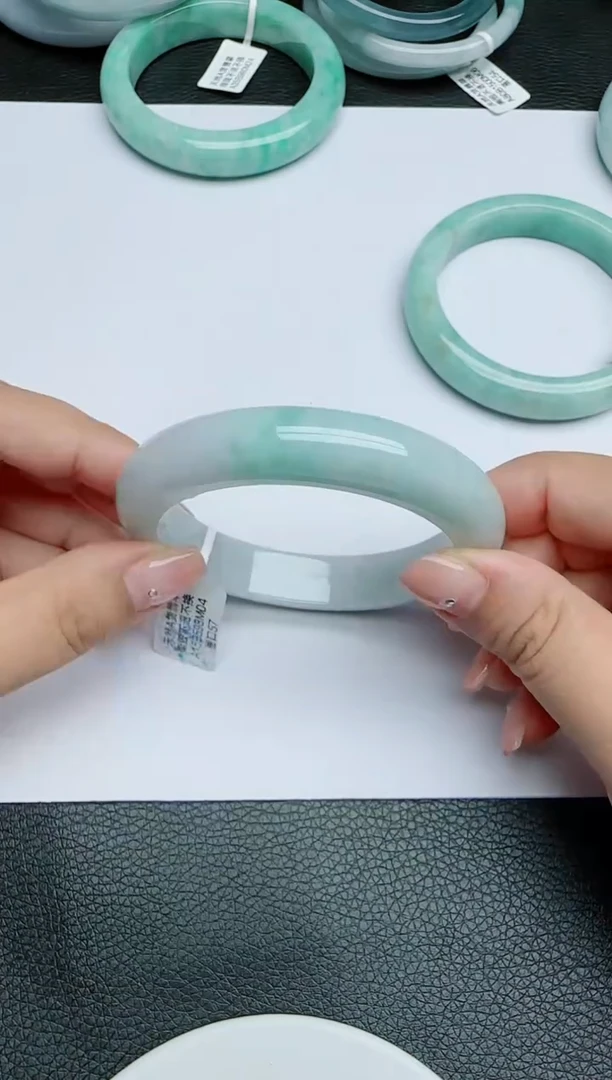 【闪购商品】翡翠手镯未镶嵌圈口：56
