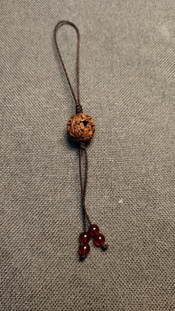 桃核雕刻手机挂件