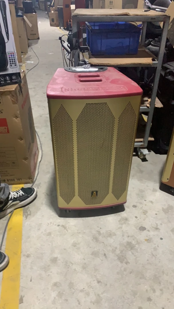 9新  听清楚主播介绍音箱，12寸喷漆箱，颜色随机发，电池不保