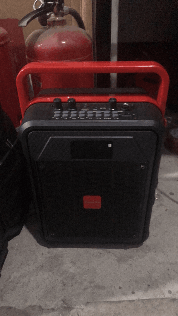 9新  听清楚主播介绍音箱，红手提小音箱，坏的电池