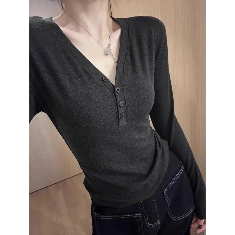 灰色气质V领纽扣打底衫女长袖秋季正肩t恤修身绝美露锁骨内搭上衣