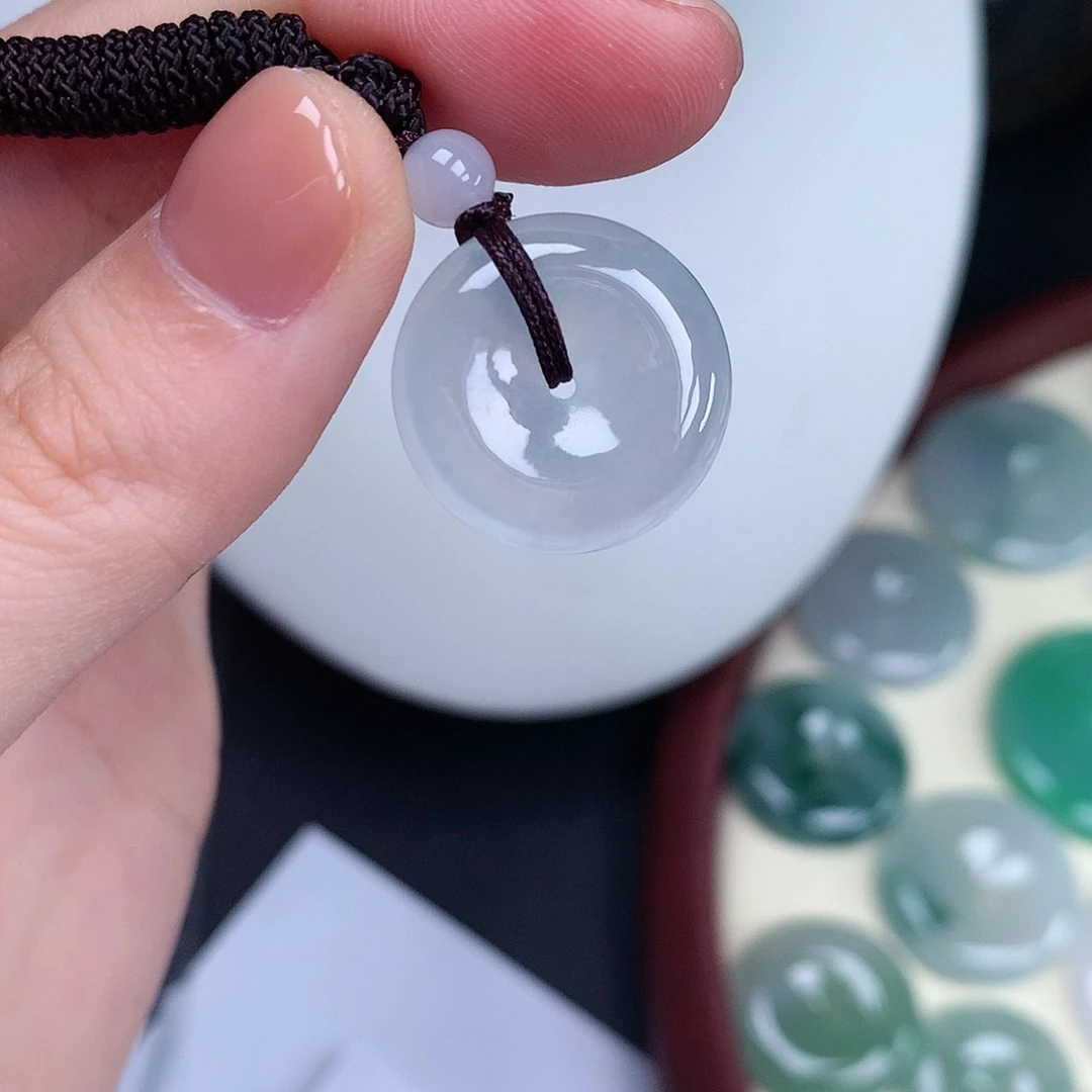 翡翠颈饰未镶嵌平安扣