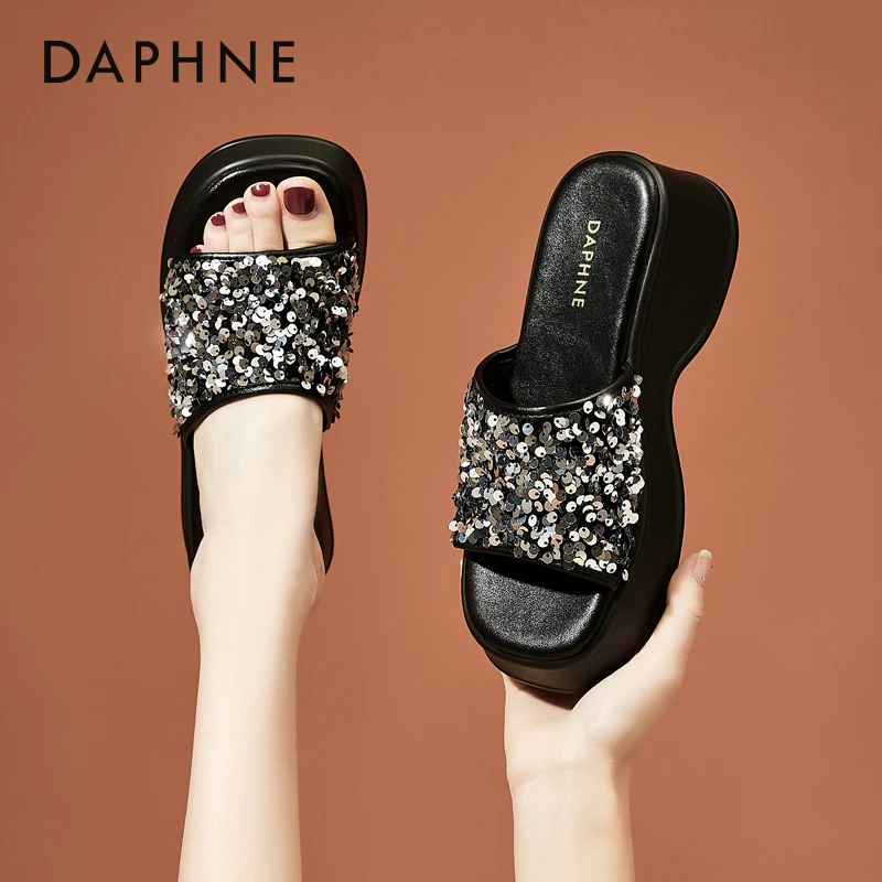 达芙妮沙滩休闲亮片凉拖鞋外穿2025夏季新款增高厚底时尚通勤女鞋