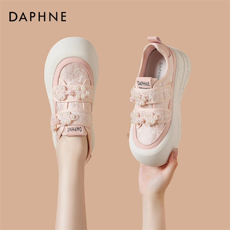 达芙妮新国风缎面板鞋女2025年秋季新款珍珠魔术贴厚底百搭小白鞋