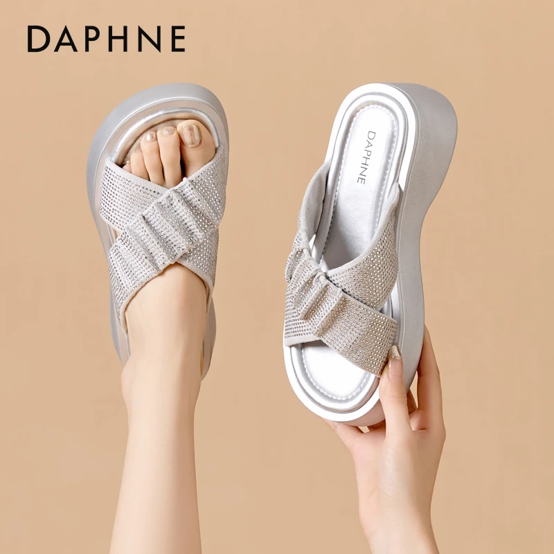 达芙妮时尚坡跟凉鞋2025夏季新款厚底露趾水钻仙女风小香风拖鞋女