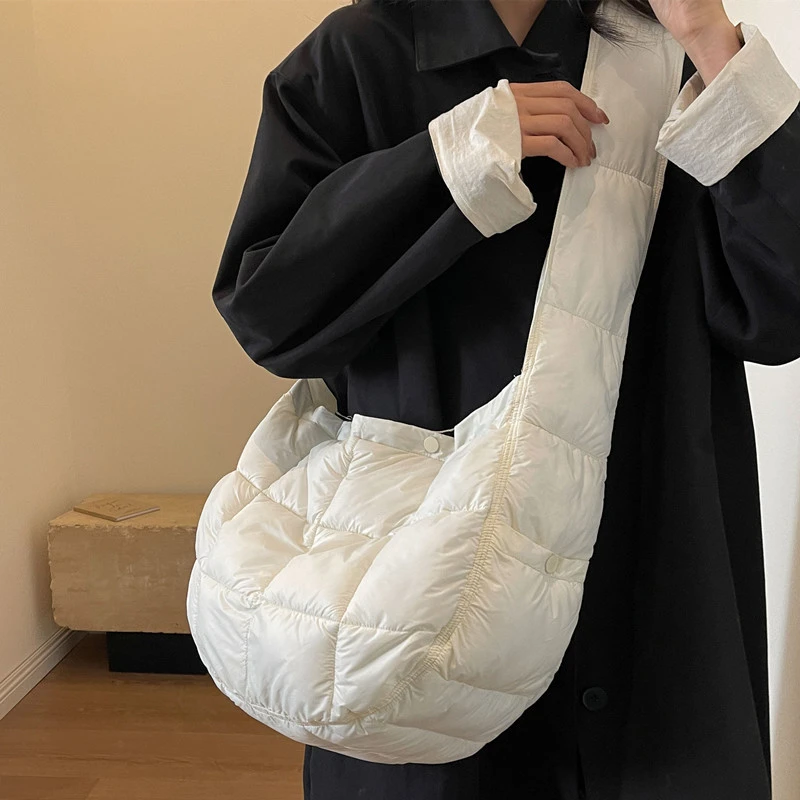 学生秋冬女新款2024年大容量韩国时尚泡芙上课通勤棉服单肩斜挎包