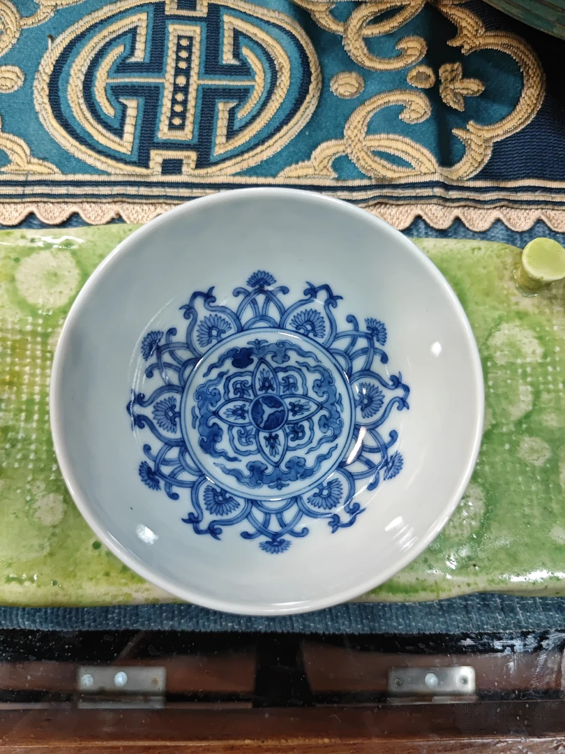 景德镇青花手绘缠枝莲卧足杯