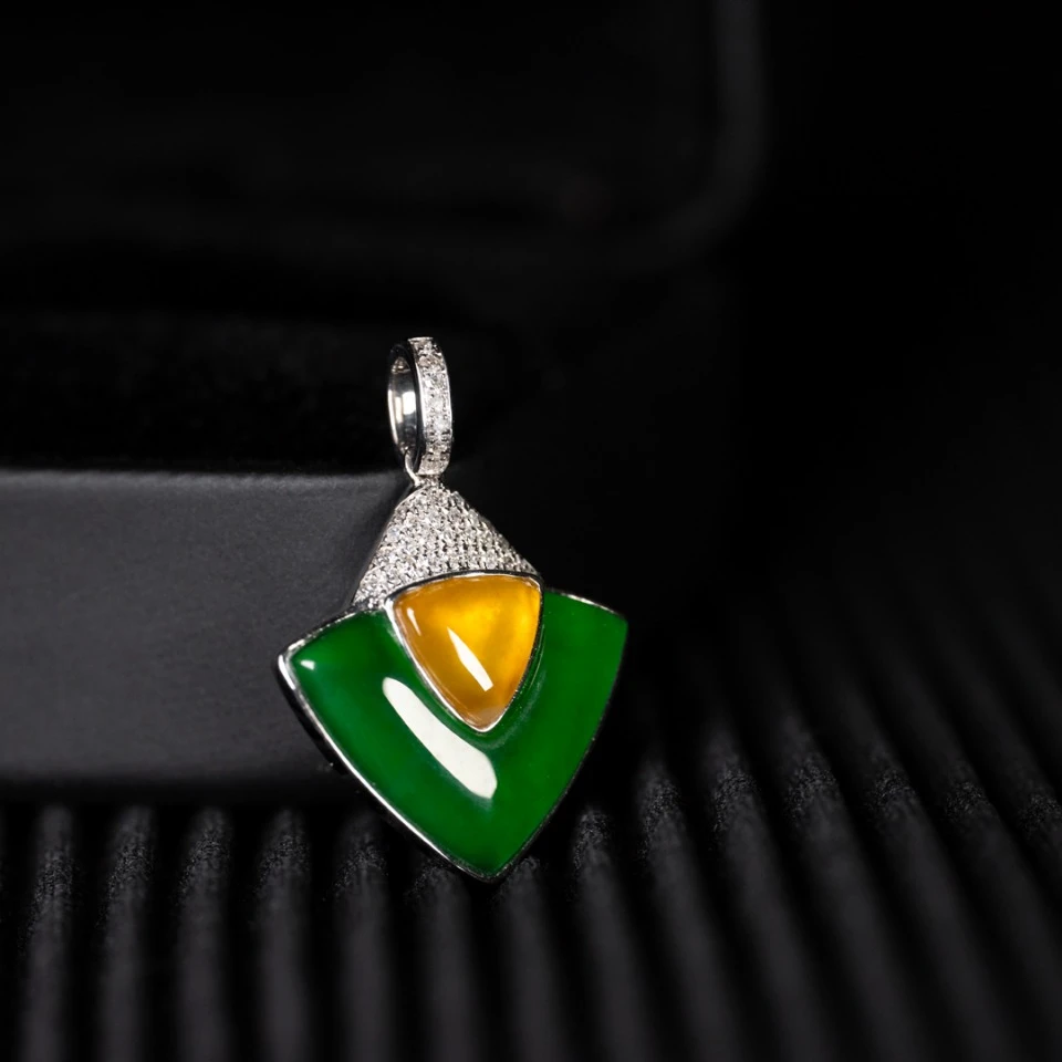 18K金镶翡翠菱形吊坠 BYFLXDZ16A2