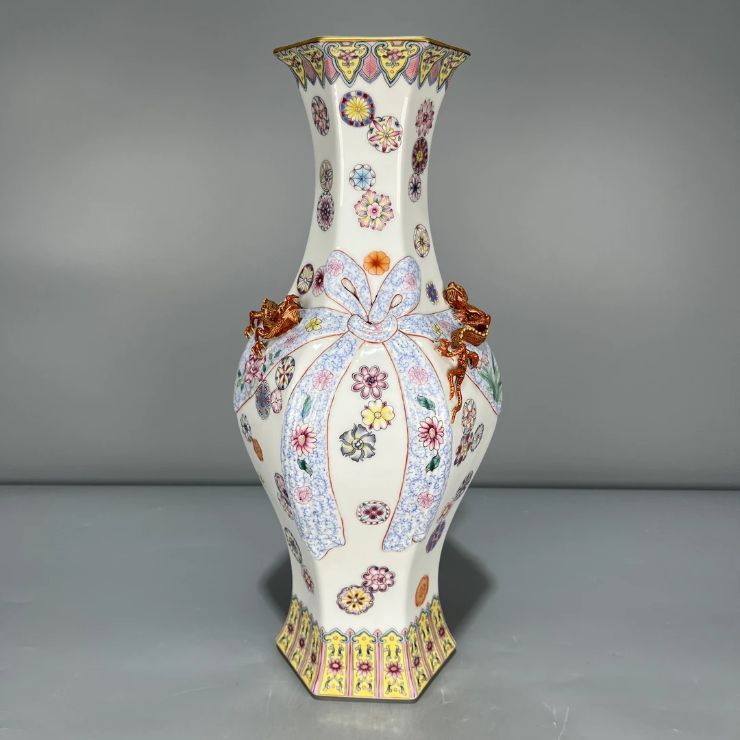 粉彩皮球花蟠龙包袱六棱瓶