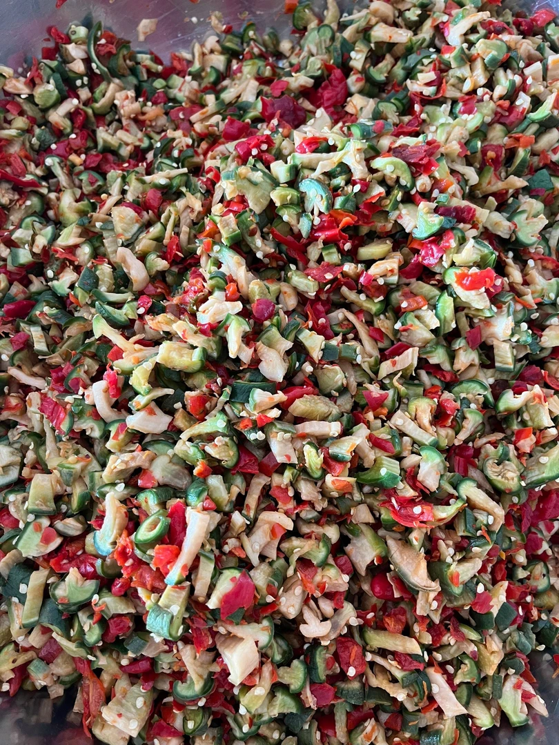 2024年农村萝卜嘎嘣脆剁椒萝卜和打卤干500克一罐