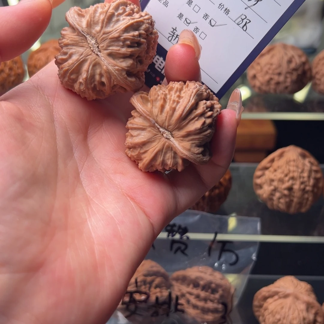 文玩核桃吊坠39白狮子