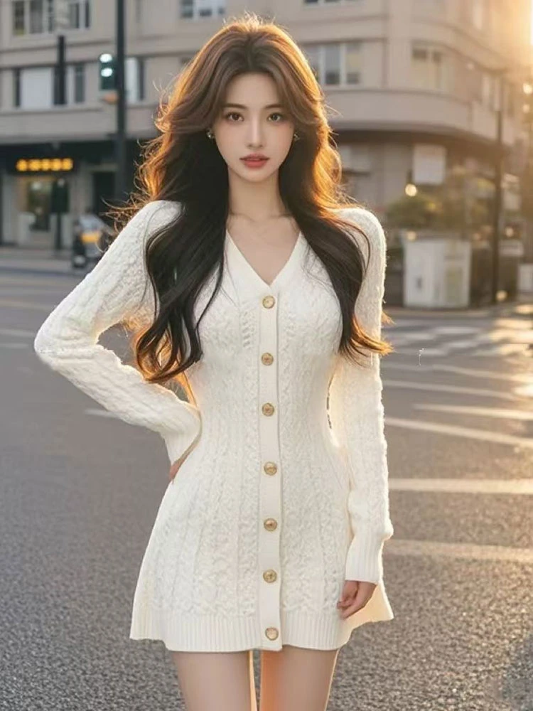 温柔甜美风单排扣V领长袖针织连衣裙女秋冬小清新优雅减龄a字短裙