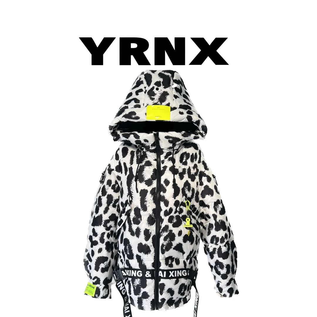 YRNX/伊然納暄 小众设计师款原创字母贴标豹纹保暖中长款羽绒服