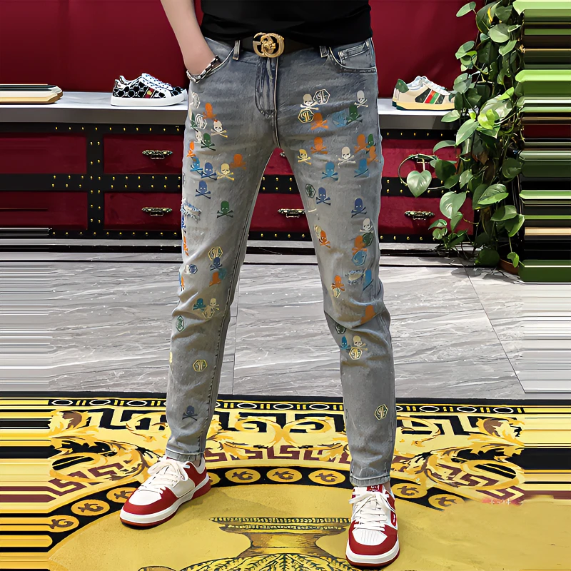 欧货夏季男士时尚骷髅头刺绣浅色小脚牛仔裤韩版修身破洞休闲长裤