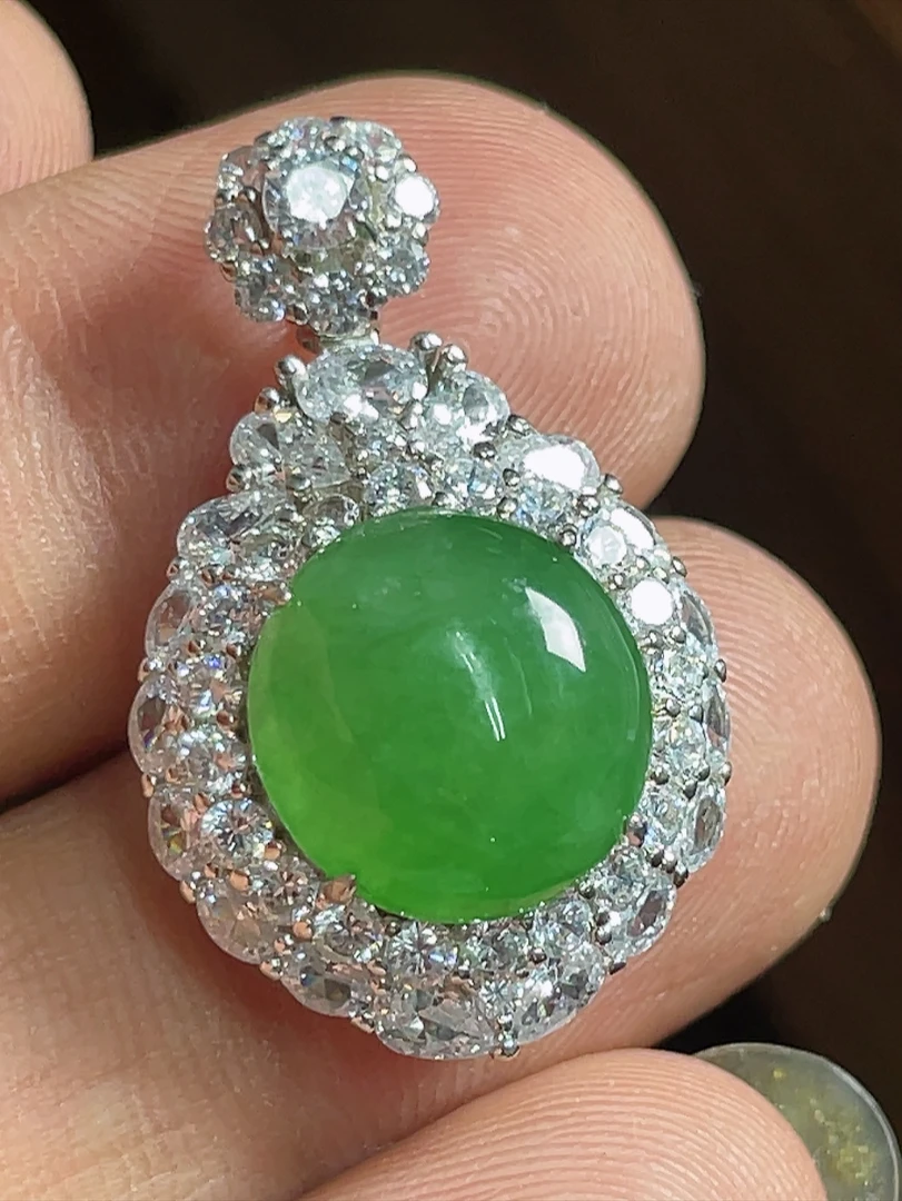 （缅甸翡翠A货）925银镶嵌冰种阳绿蛋面吊坠（尺寸29.5-18.7-11.2）