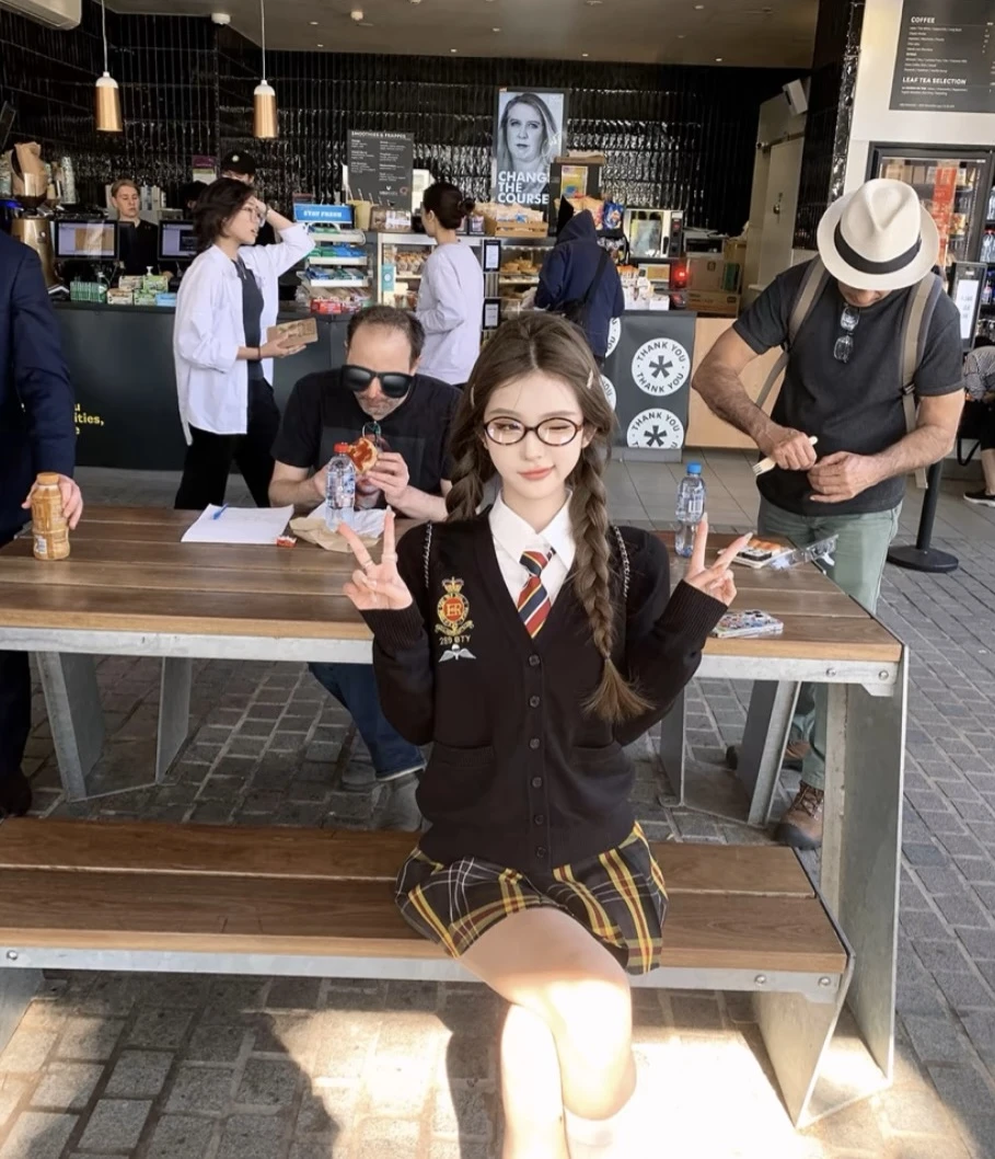 曼城学院 学院风刺绣针织衫收腰衬衫百褶裙领带两件套秋季套装