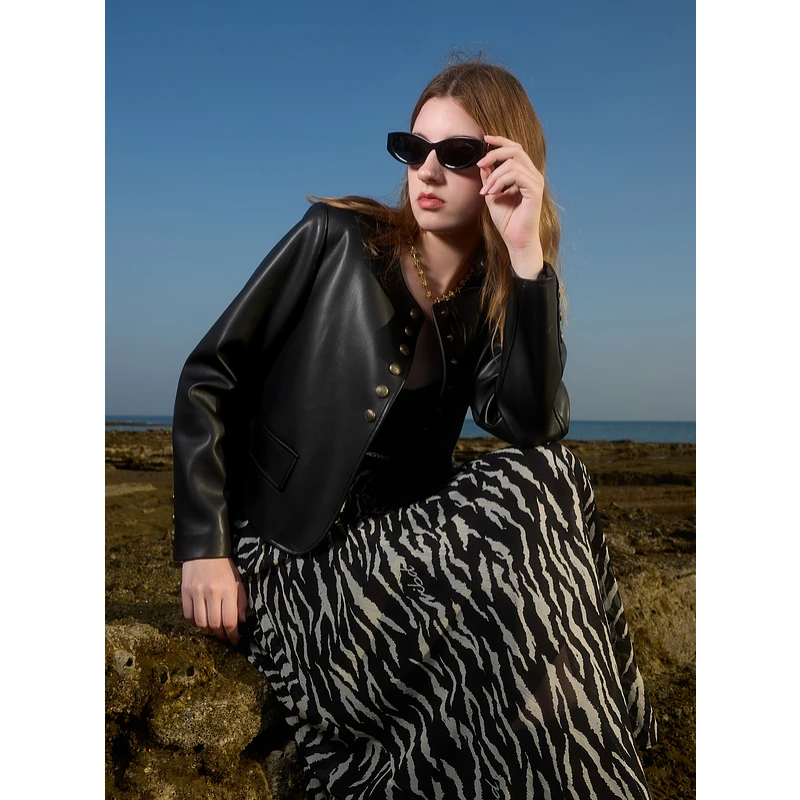 三彩ibudu2025春季新款PU皮外套圆领单排扣短款宽松皮衣夹克女