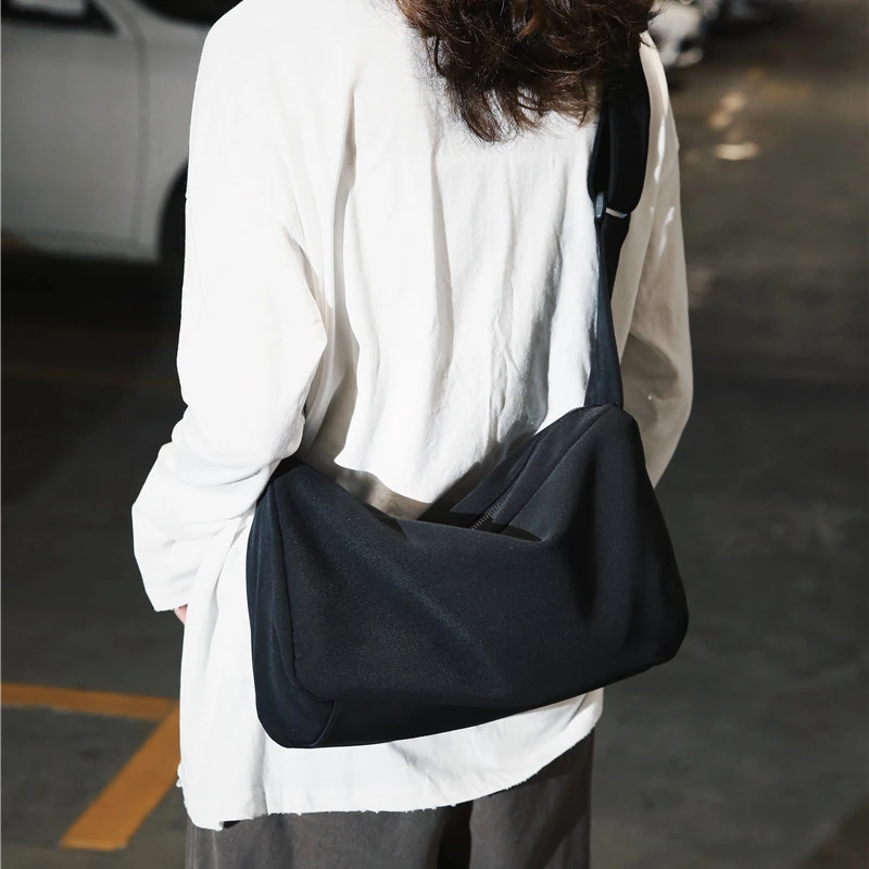 2025斜跨侧背包学生出行尼龙布小挎包旅行轻便小包单肩情侣背包潮