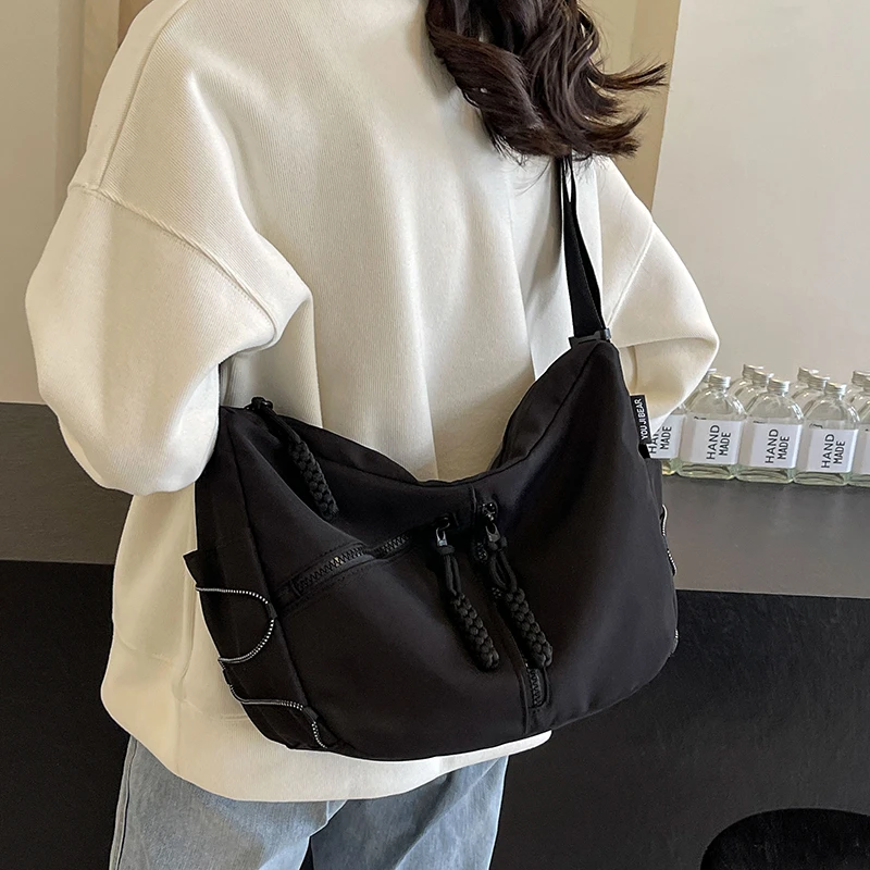 大容量斜挎包女2025新款休闲通勤单肩包轻便运动尼龙斜挎饺子包女