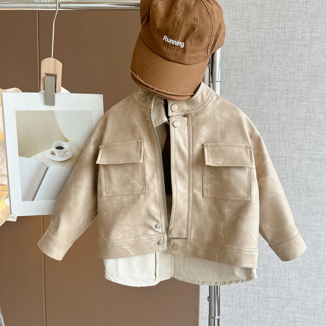 现货【燕麦牛奶】2024春季男宝新款对称口袋立领洋气时尚皮衣外套