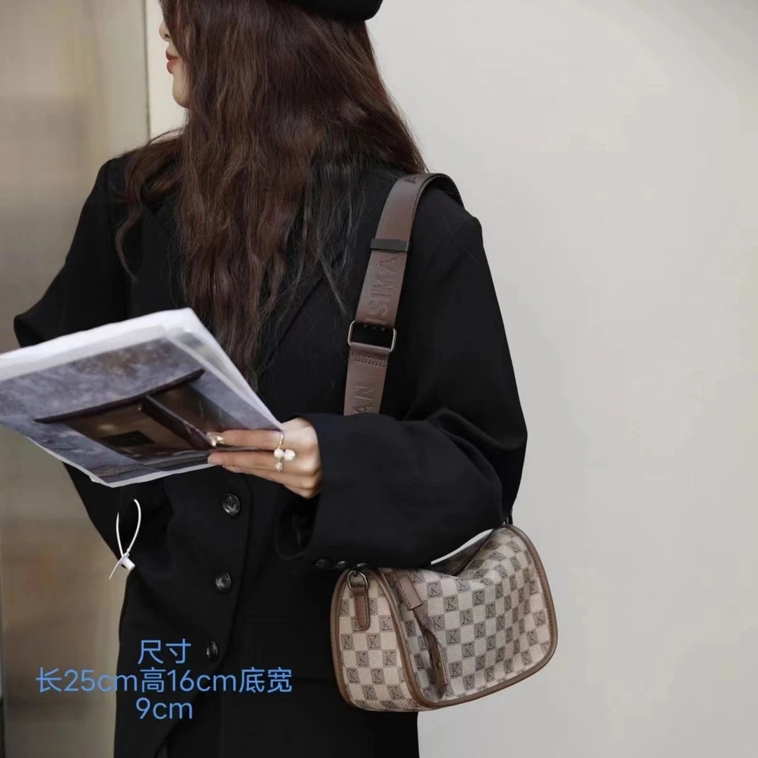 2024新款经典时尚休闲百搭棋盘格肩包腋下斜跨单肩印花邮差包1428