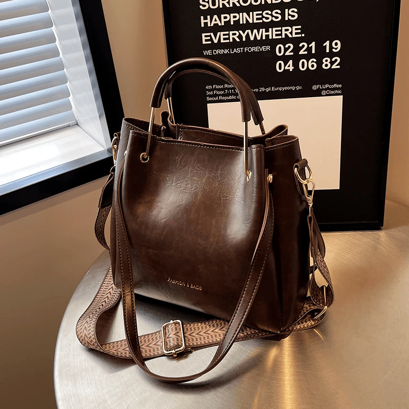 今年流行包包女2024秋冬新款时尚大容量单肩斜挎包复古百搭水桶包