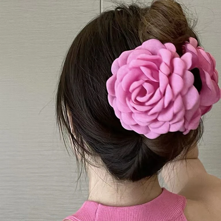 把玫瑰戴在头上 氛围感法式复古玫瑰抓夹节日小众仙气质ins网红