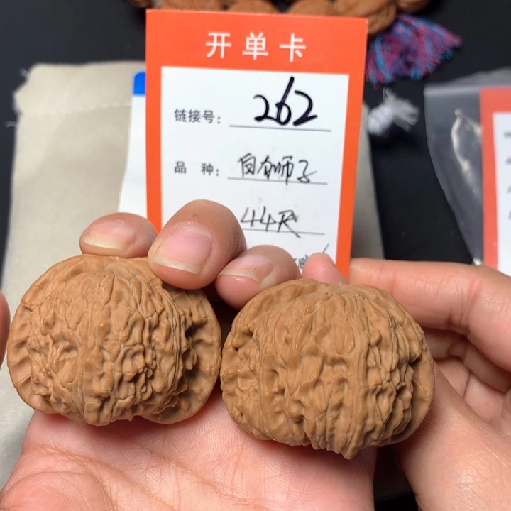 核桃核雕全品44尺白狮子262