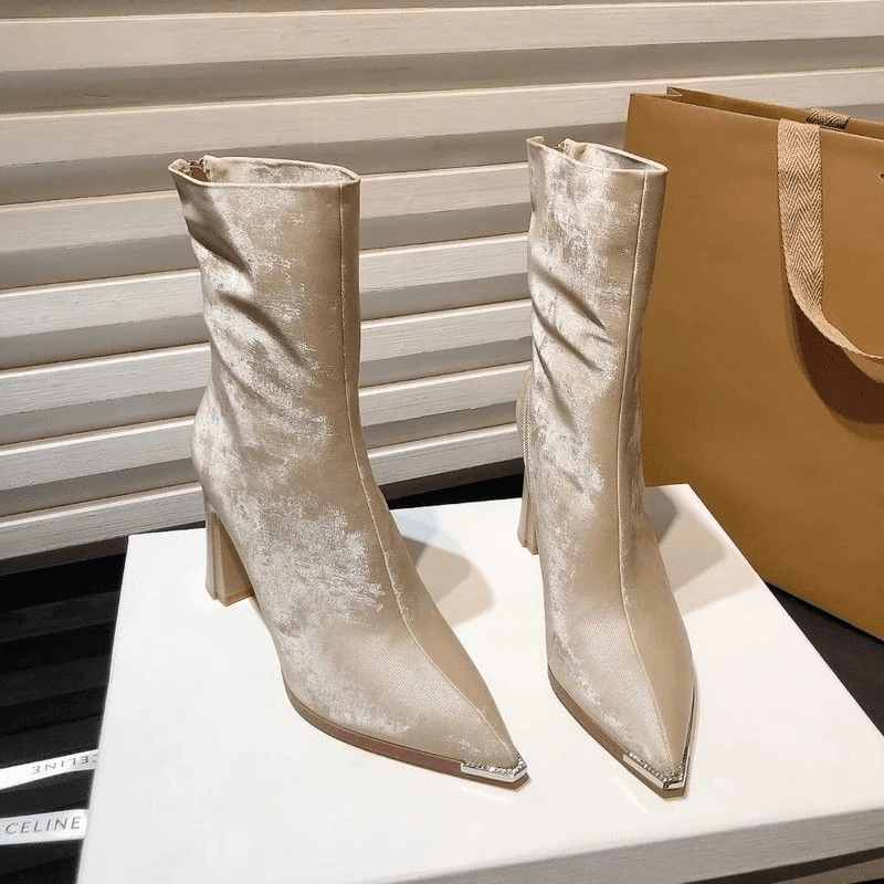 2025年冬新款气质金属尖头粗跟中筒时装靴百搭侧拉链显瘦高跟鞋女