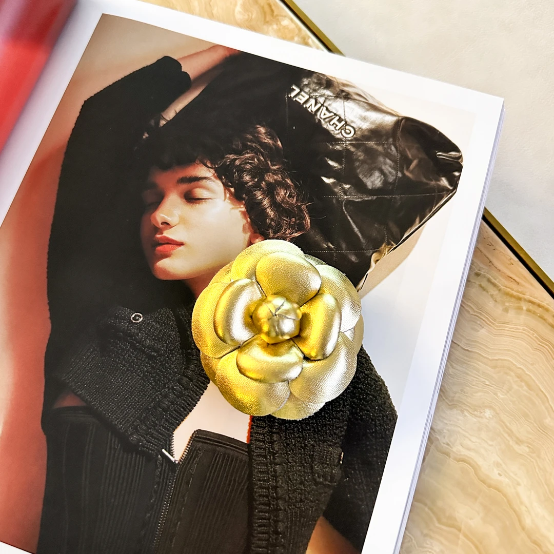 非金属亚克力胸针 中古法式山茶花百搭金色小羊皮胸针