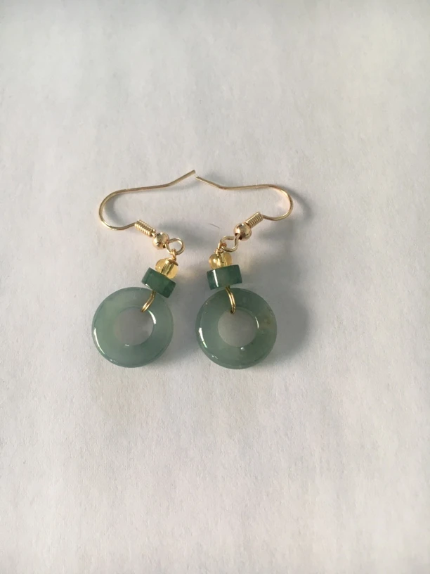 天然翡翠耳坠，大小不一，多样性发货。