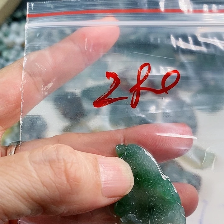 翡翠颈饰未镶嵌麒*成品