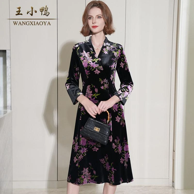 王小鸭品牌春季新款连衣裙女轻奢V领时尚收腰长裙宽松气质裙子