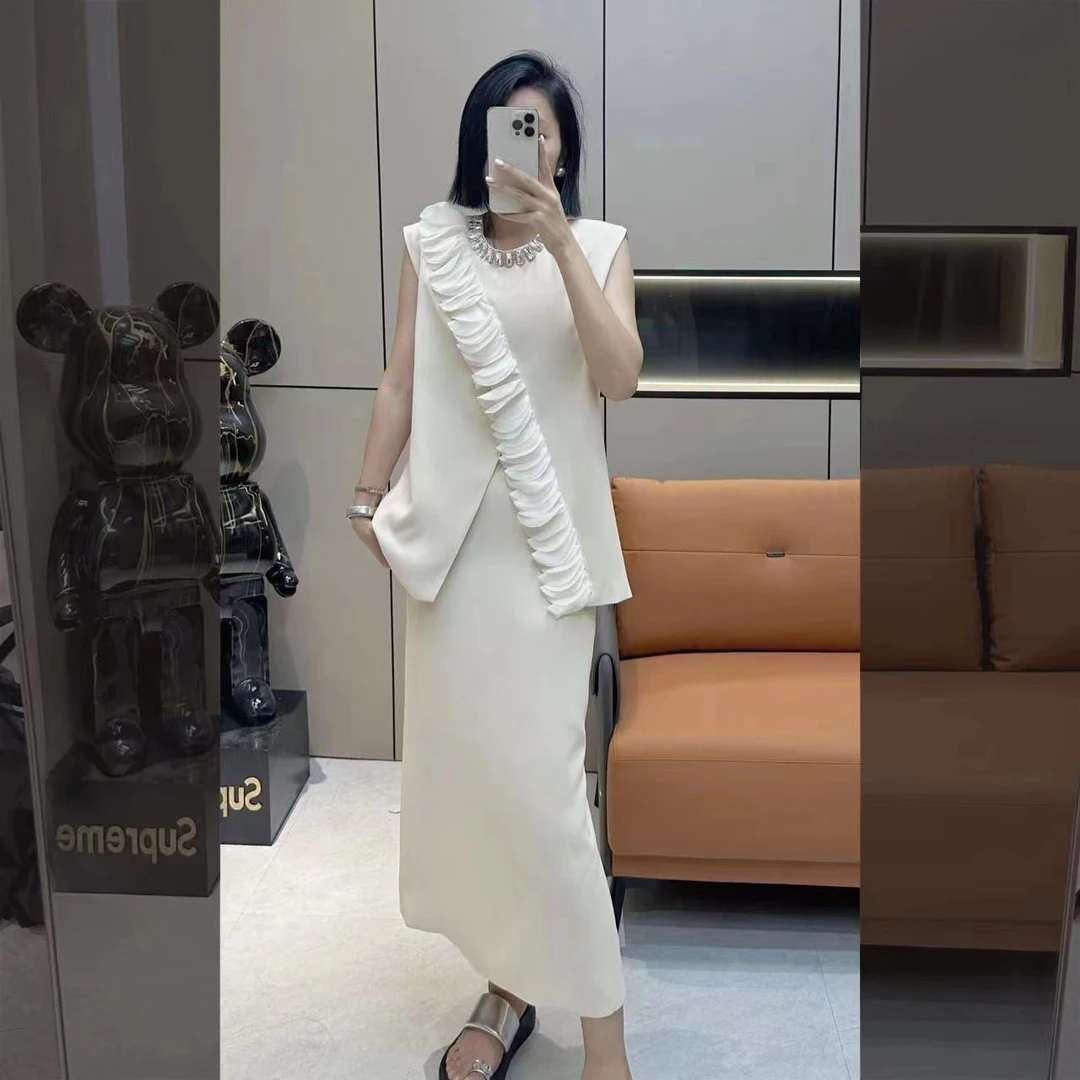 001钻脖子24新款时尚款两件套设计感不规则轻奢马甲上衣+半裙套装