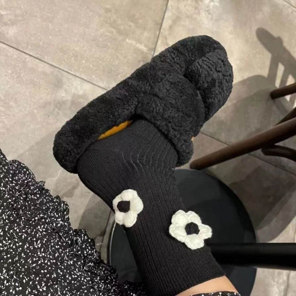 秋冬款黑白色立体花朵中筒袜女时尚百搭可爱韩版长袜