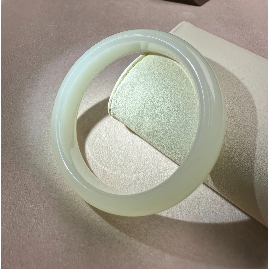 青白晴水精美玉手镯女士时尚扁条美人镯年轻款冰透时尚手镯