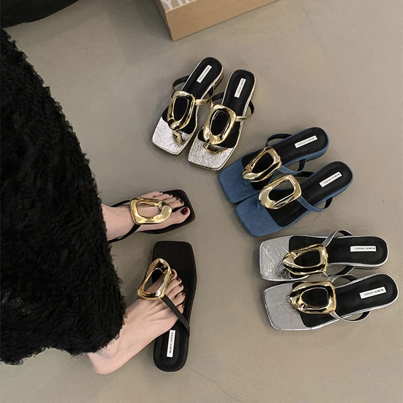 小众金属方扣夹脚拖鞋女夏季外穿2025新款平底休闲方头夹趾凉拖鞋