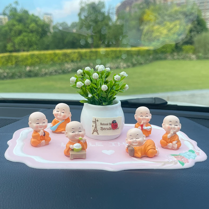 萌趣车载小和尚汽车摆件家居办公室桌面电动车中控台大屏装饰用品