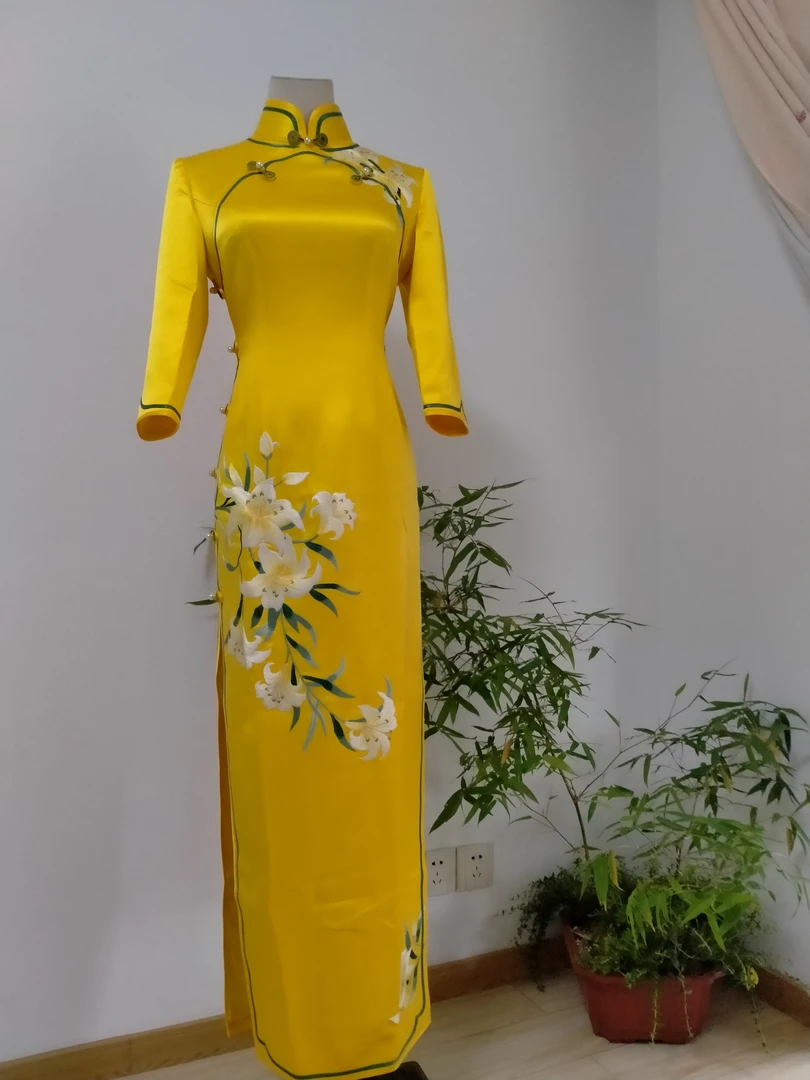 手推绣花旗袍礼服