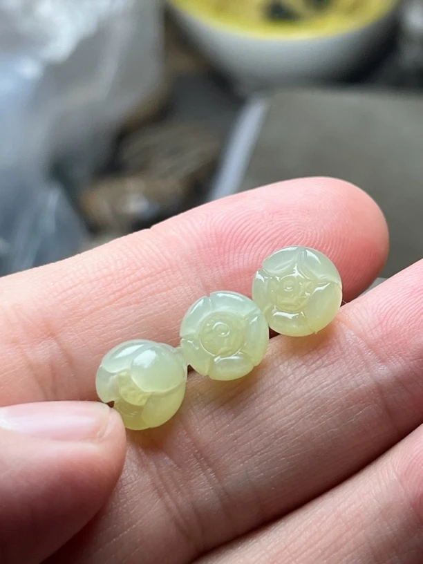 和田玉老料手工雕刻莲蓬直径9.7mm高10mm多样发一颗