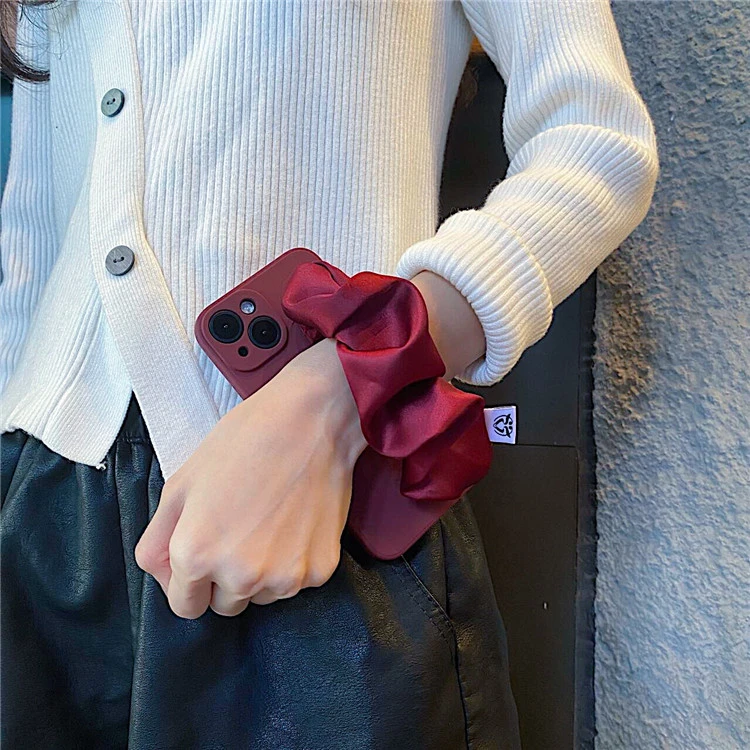 新年酒红色丝绸弹力腕带适用iphone15手机壳14plus苹果16/13/12