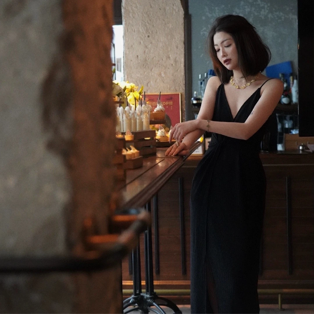 Sibleu法式黑色星光立体剪裁显瘦气质优雅开叉吊带连衣裙轰趴裙