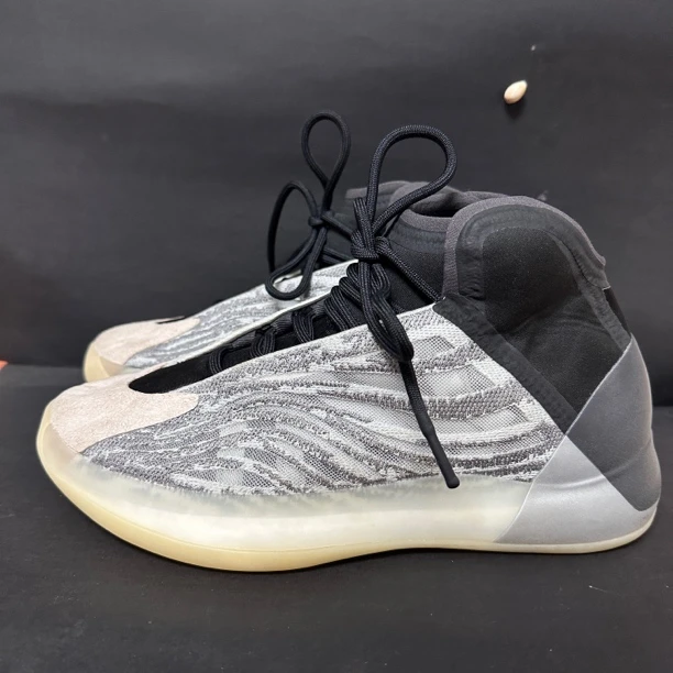二手/42.5码Adidas 阿迪达斯椰子QNTM黑灰 中帮篮球鞋 公价1209